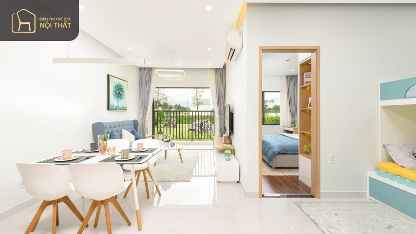 Chọn cửa kính lớn và đặt cây xanh ngoài ban công khi thiết kế nội thất chung cư 45m2 giúp tạo không gian thoáng đãng mát mẻ cho không gian căn phòng