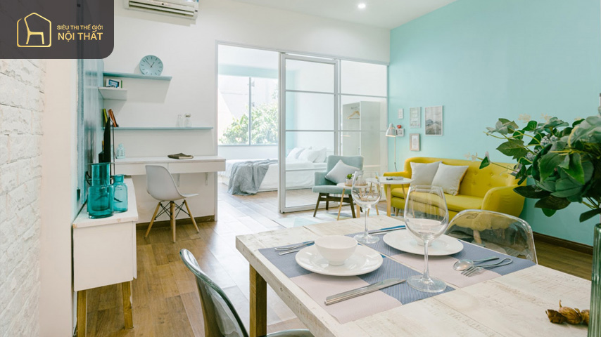 Thiết kế căn hộ 45m2 với tone màu trắng sáng đối lập với màu nội thất giúp cho căn nhà trở nên nổi bật hơn