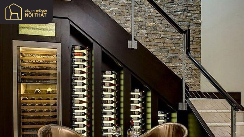 Tủ chân cầu thang được sử dụng làm tủ rượu 
